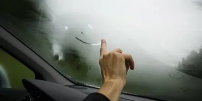Как предотвратить запотевание стекол в автомобиле?